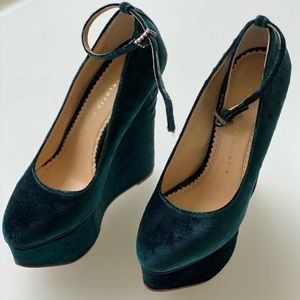 Ostrich print in dark green Velvet